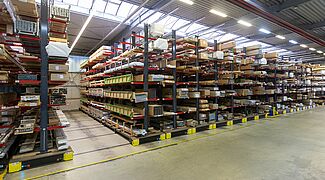 [Translate "Switzerland (IT)"] Die doppelseitigen Kragarmregale sind auf robusten Verfahrwagen montiert. Diese werden elektronisch angetrieben.