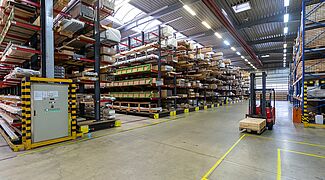 [Translate "Switzerland (IT)"] Kompakte Regalanlage mit elektronischer Steuerung zum Bewegen der Verfahrwagen.